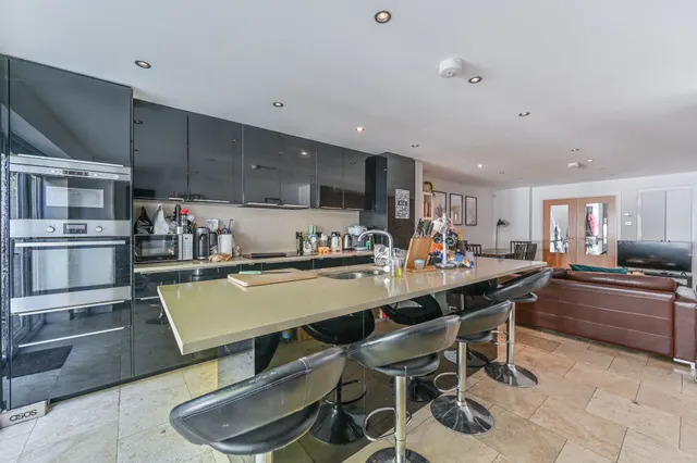 Photo 3 — 18 Langton Road, London