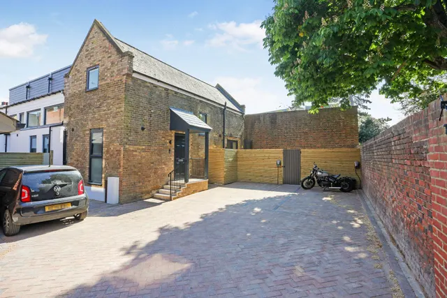 High Street, Ewell, KT17, photo 1