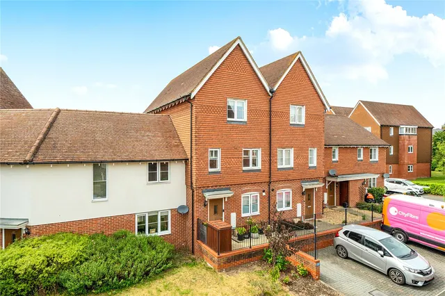 Outfield Crescent, Wokingham, Berkshire, RG40 2EU, photo 1
