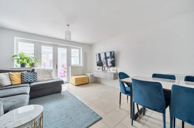 Photo 2 — Outfield Crescent, Wokingham, Berkshire, RG40 2EU
