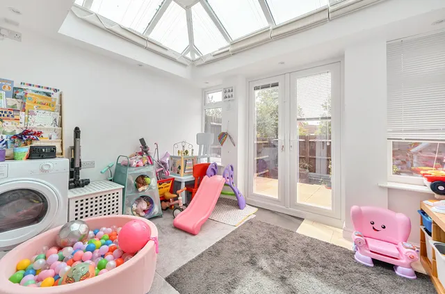 Photo 3 — Outfield Crescent, Wokingham, Berkshire, RG40 2EU
