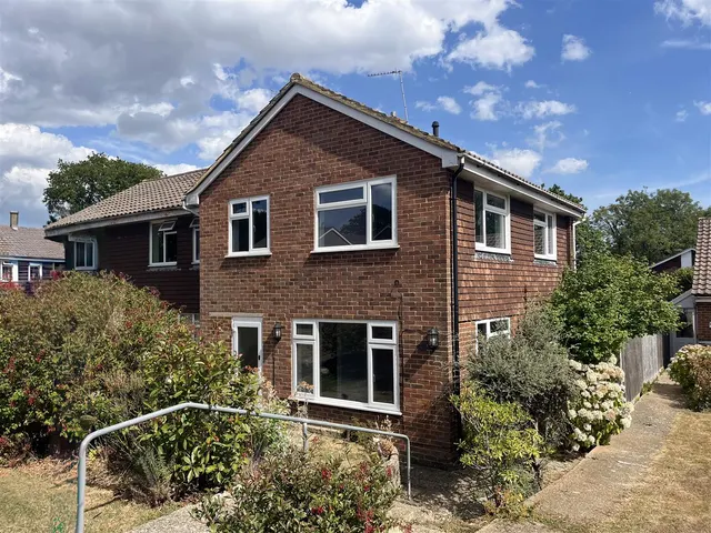 Grange Close, Horam, Heathfield, TN21 0EG, photo 1