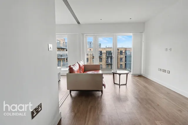 Farington House, Beaufort Park, NW9, photo 2
