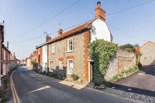 High Street, Cottage with Courtyard Ga, photo 1