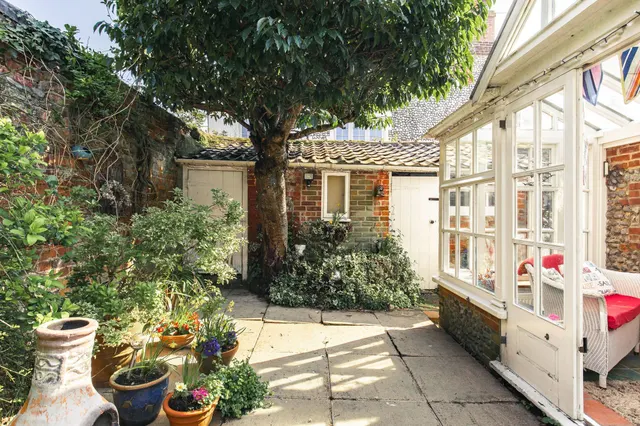 High Street, Cottage with Courtyard Ga, photo 2
