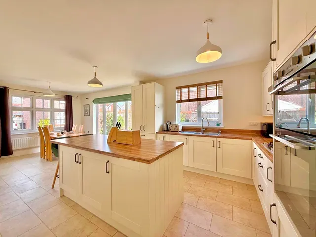 Photo 2 — Axford Close, Swindon, Wiltshire, SN3 6FA