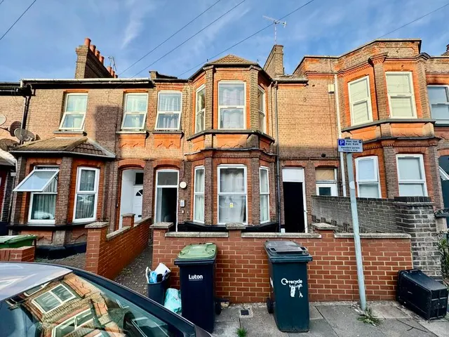 Stockwood Crescent, Luton LU1 3SS, photo 1