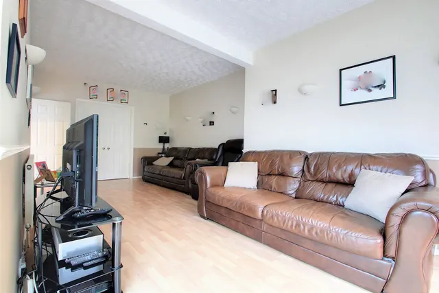 Kenilworth Gardens, Hornchurch, RM12, photo 3