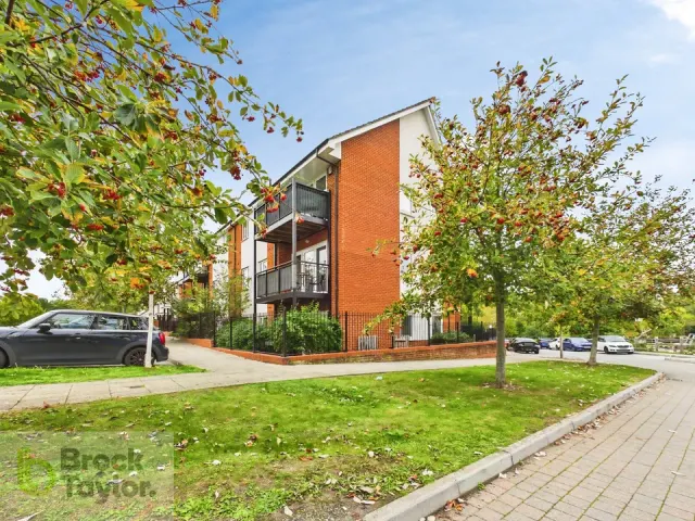 Lexington Drive, Haywards Heath, RH16, photo 1