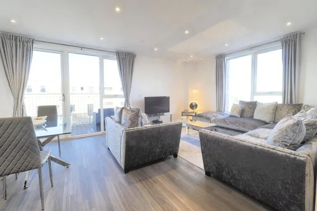 Munster Court, Bollo Bridge Road, London, W3, photo 1