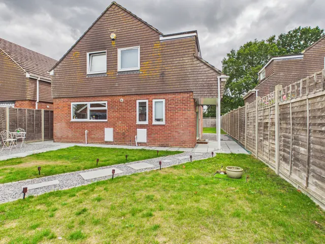 Droxford Crescent, Tadley, RG26, photo 1
