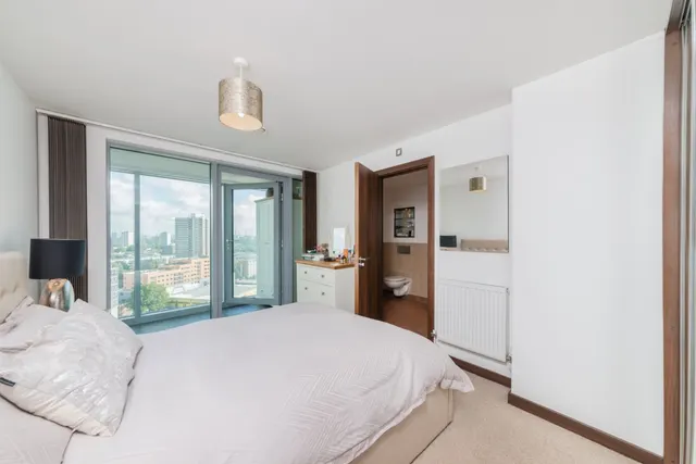 Bridges Court Road, London, SW11, photo 2