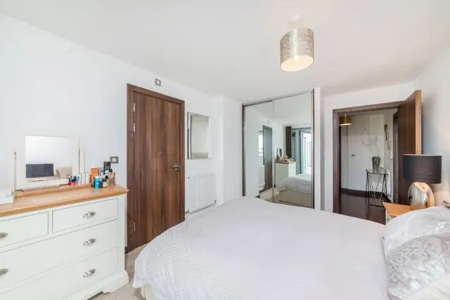 Bridges Court Road, London, SW11, photo 3