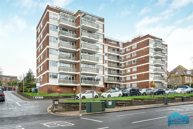 Regents Park Road, London, N3, photo 1