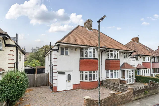Canberra Road, SE7, photo 1