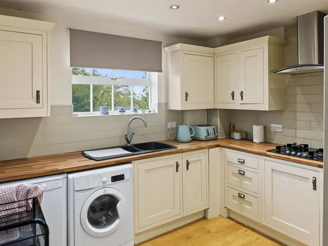 Woodford Road, E18, photo 2