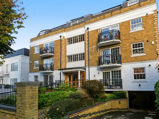 Woodford Road, E18, photo 1