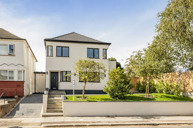 Highview Avenue, Edgware, photo 1