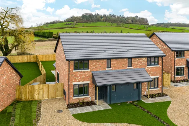 Raven Crescent, Westcott, HP18, photo 1