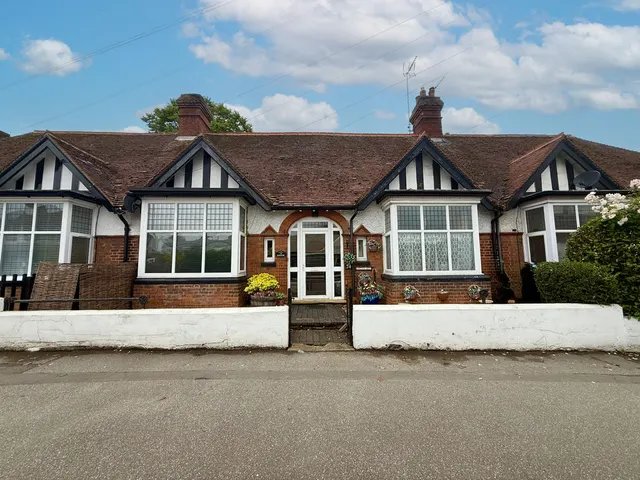 Station Road, Woburn Sands, MK17, photo 1