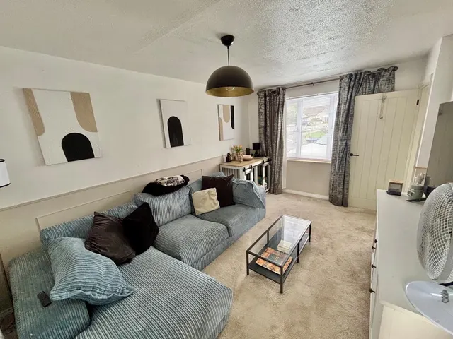 Stuart Close, Trowbridge, BA14, photo 2