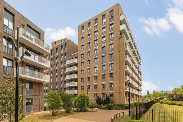 Lakeside Drive, NW10, photo 1
