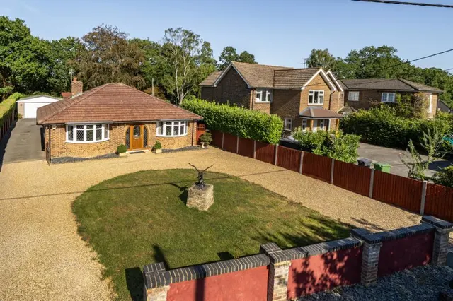 Rounce Lane, West End, GU24, photo 1