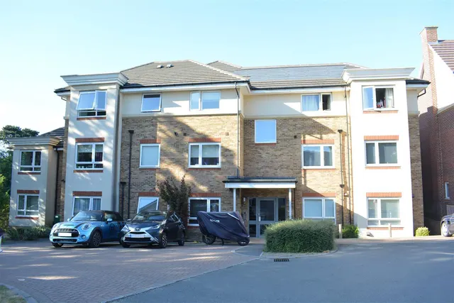 Dalmeny Way, Epsom, Surrey, KT18 7DD, photo 1