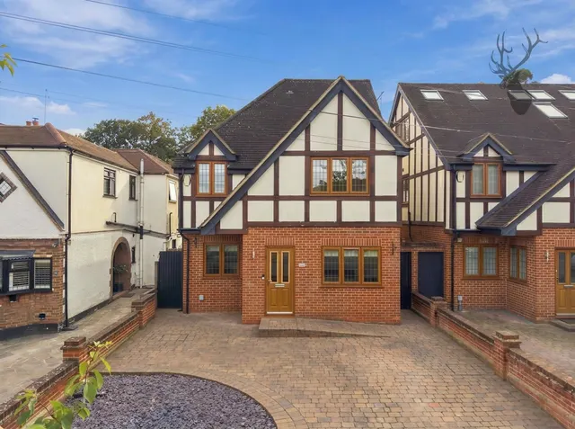 Morgan Crescent, Theydon Bois, CM16, photo 1