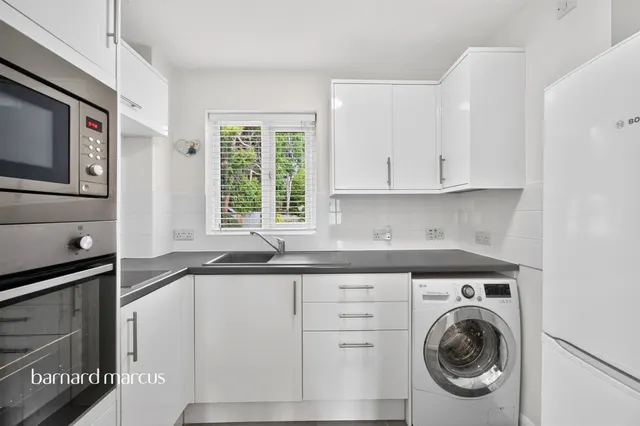 South Street, Dorking, RH4, photo 2