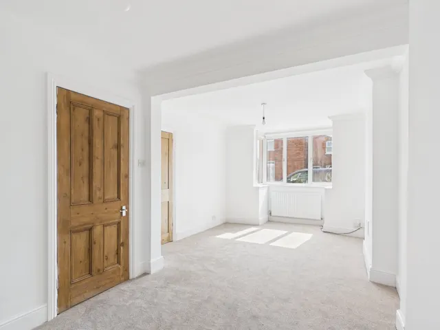 Chapel Park Road, Addlestone, KT15, photo 1