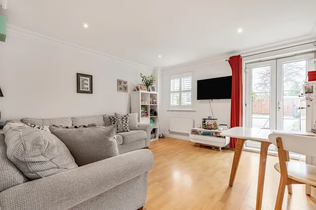 Garratt Lane, Earlsfield, SW17, photo 1