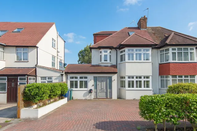 14 Sandringham Gardens, London, photo 1