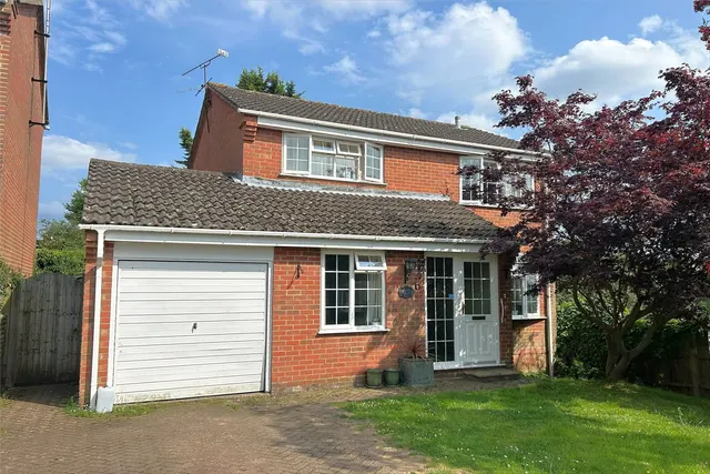 Beck Gardens, Farnham, Surrey, GU9 0SE, photo 1