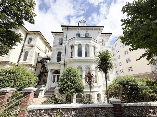 Chatsworth House, 10 Devonshire Place, EASTBOURNE, BN21 4AF, photo 1