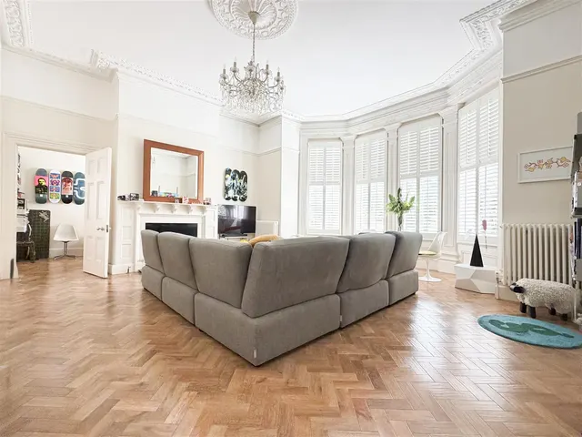 Photo 3 — Chatsworth House, 10 Devonshire Place, EASTBOURNE, BN21 4AF