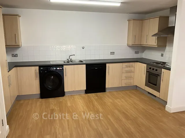Fairbank Road, Southwater, RH13, photo 3