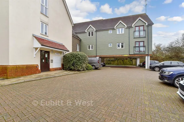 Fairbank Road, Southwater, RH13, photo 2