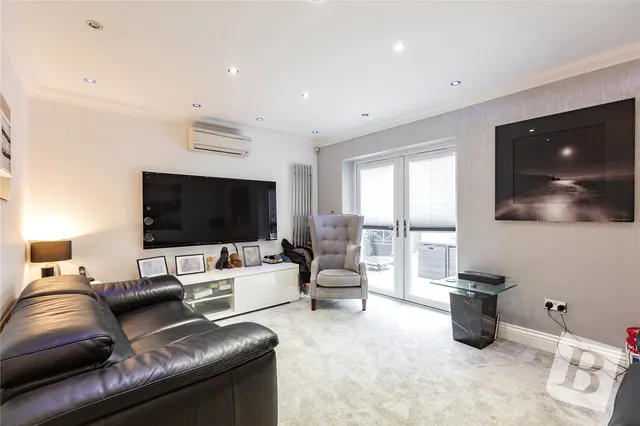 Photo 2 — Silver Birch Mews, Upminster, RM14