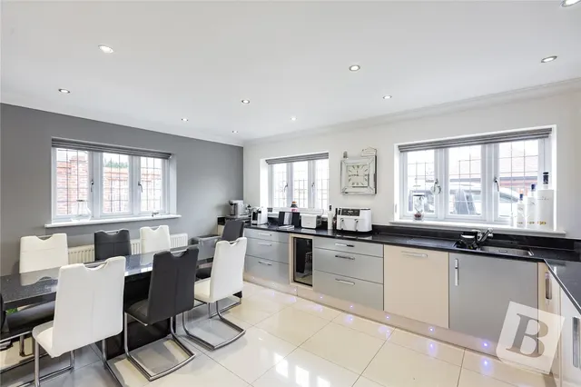 Photo 3 — Silver Birch Mews, Upminster, RM14
