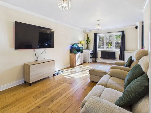Hawthorn Way, Lindford, GU35, photo 2
