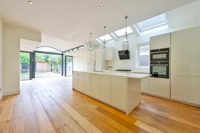 24 Rayleigh Road, London, photo 1