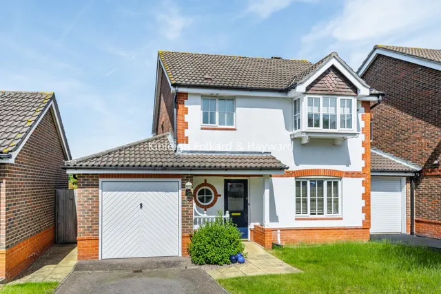 Photo 2 — Newlyn Close, Orpington, Kent, BR6