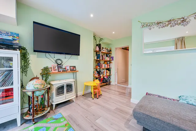 Brentford, TW8, photo 3