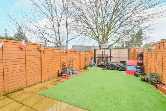 Brentford, TW8, photo 2