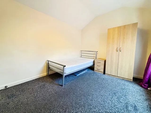 Liverpool Road, Eccles, M30, photo 2