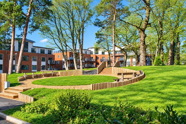 Wallis Square, Farnborough, GU14, photo 2