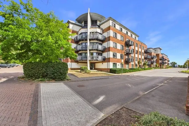 Wallis Square, Farnborough, GU14, photo 3