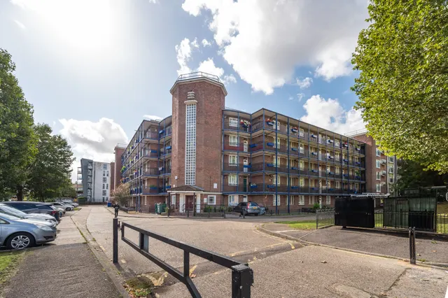 Photo 2 — 35 Randisbourne Gardens, London