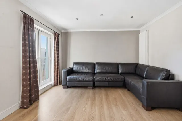 Photo 2 — Wellgreen Ln